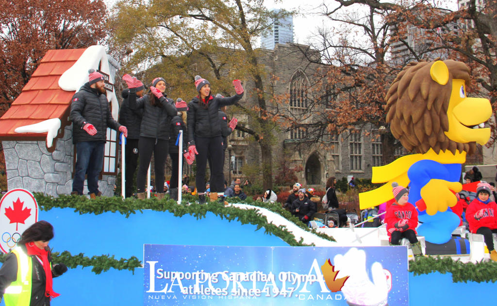 Alegre y colorido desfile de Santa Claus adelantó la navidad en Toronto