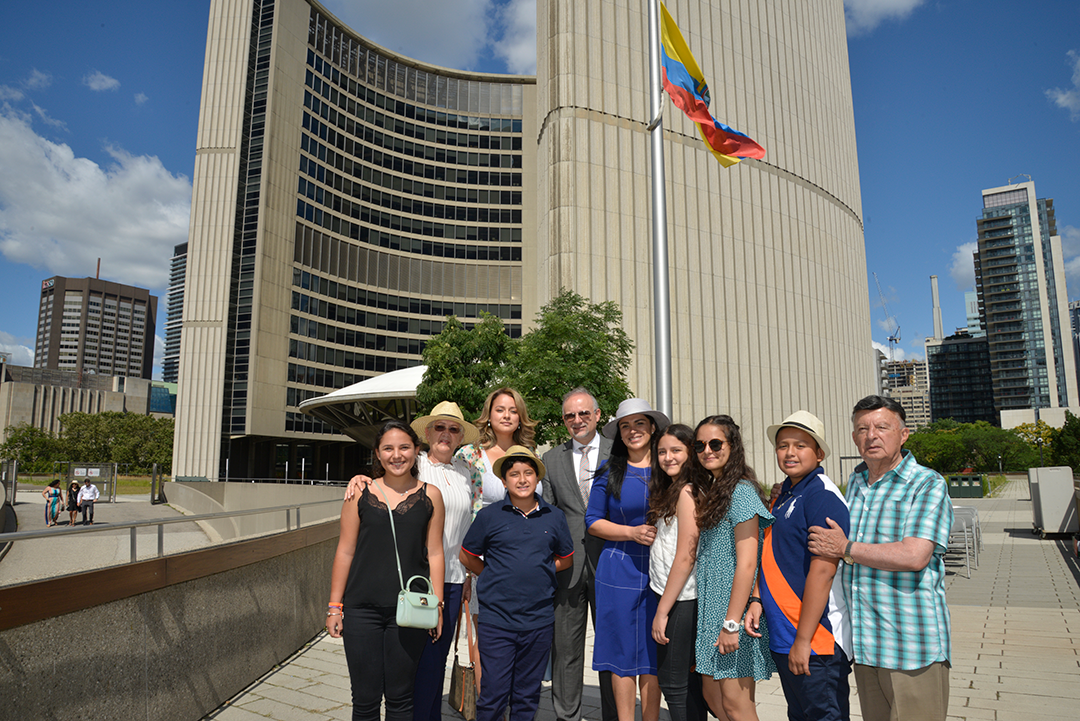 Sentimiento patrio en la izada de bandera de Ecuador en el City Hall de Toronto 
