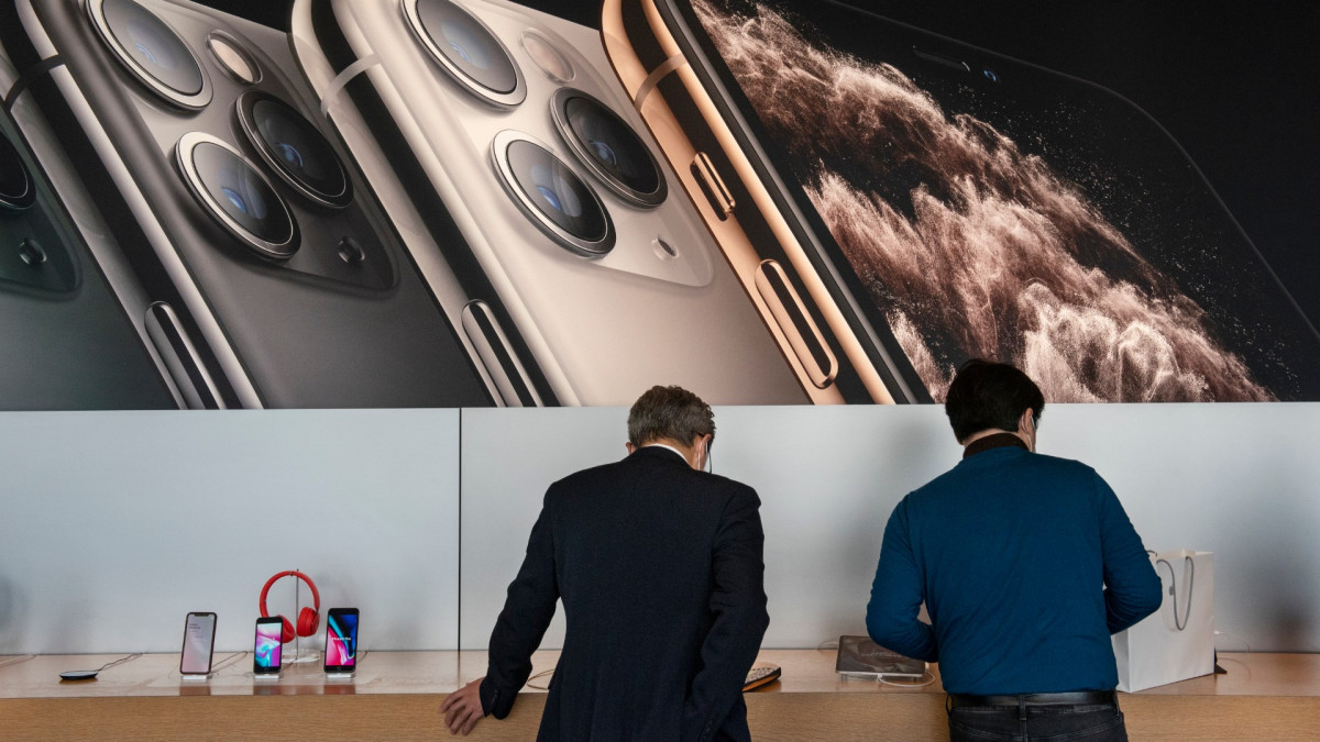 Habrá escasez de iPhones por baja de producción en China, informó Apple 