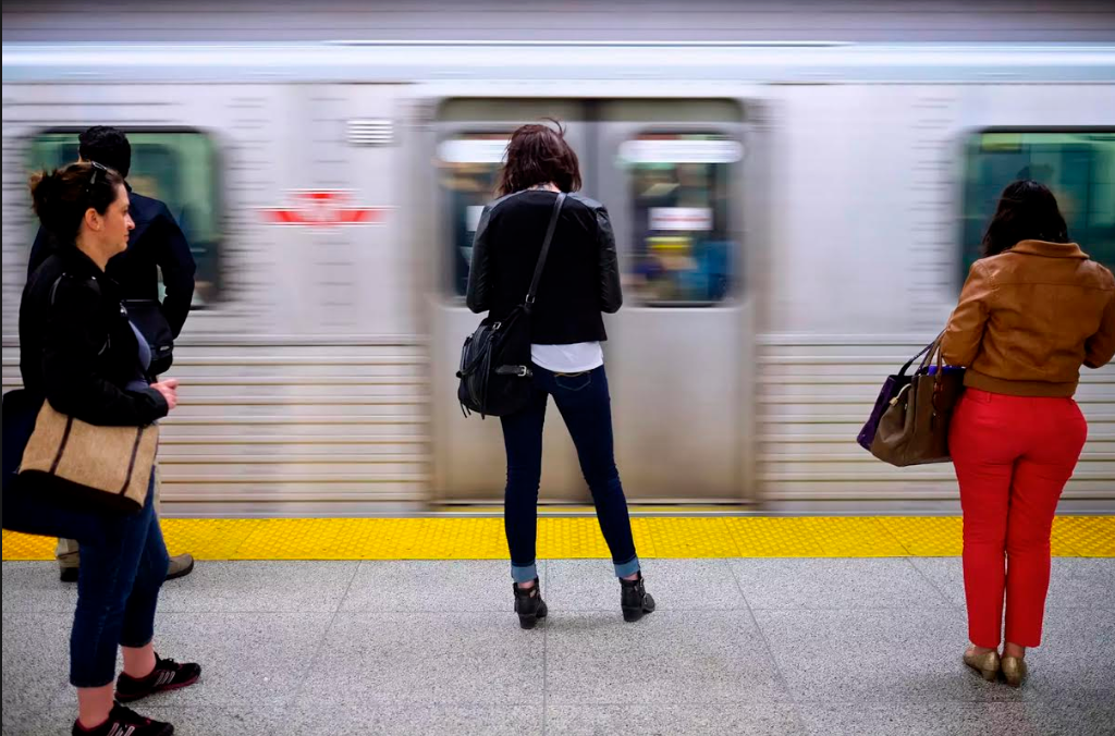 Metro de Toronto ya tiene señal para celulares, pero empresas no se conectan a la red 