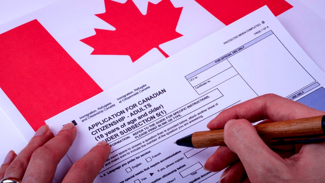 Problemas que enfrenta un inmigrante por olvidar firmar trámites ante Migración Canadá  