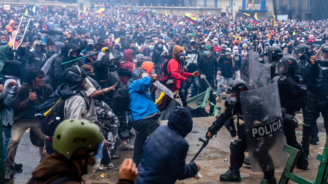 Se profundiza la crisis en Colombia, por violentos enfrentamientos en las calles 
