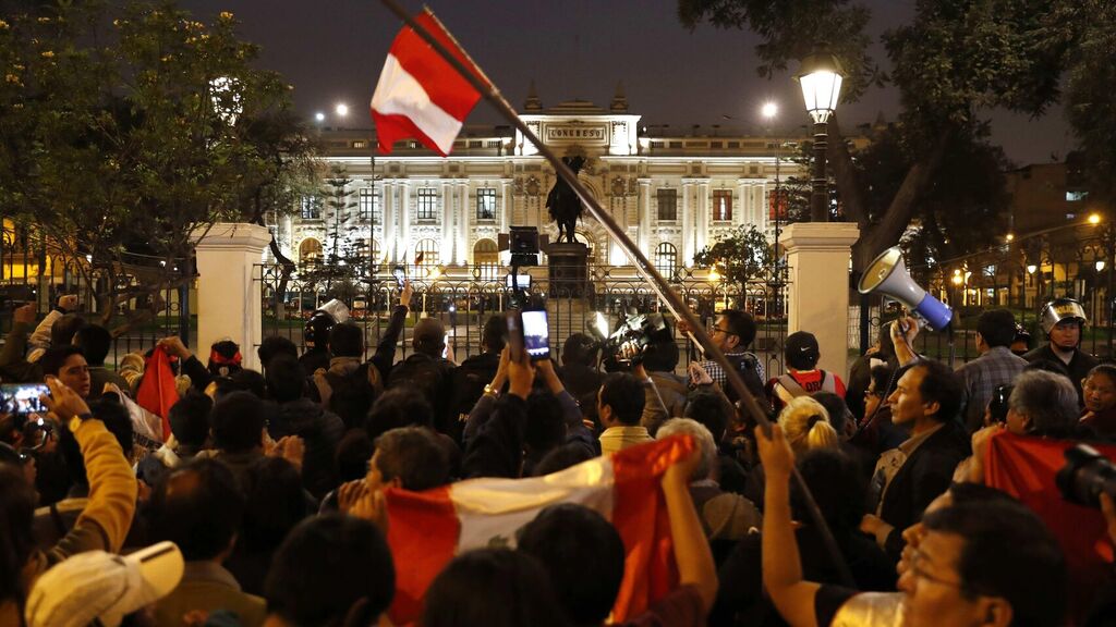 Perú intenta resurgir de su profunda crisis política y de Gobierno