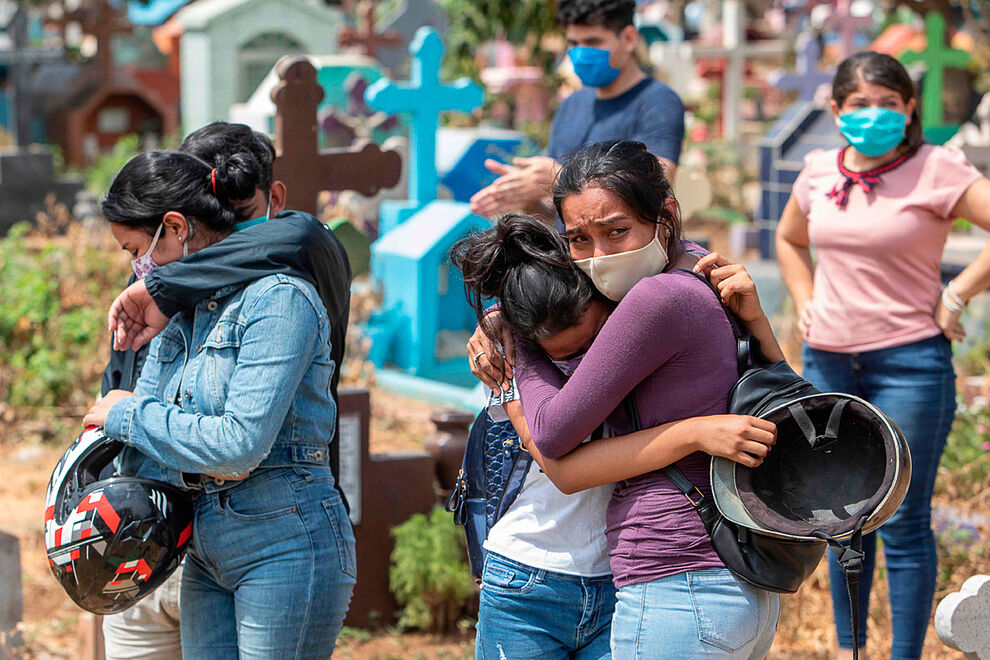 Enterrando muertos a escondidas, Nicaragua oculta número real de muertos por virus 