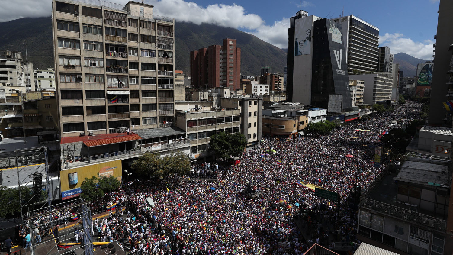 Multitudinaria protesta para exigir Maduro ingreso de ayudas humanitarias  