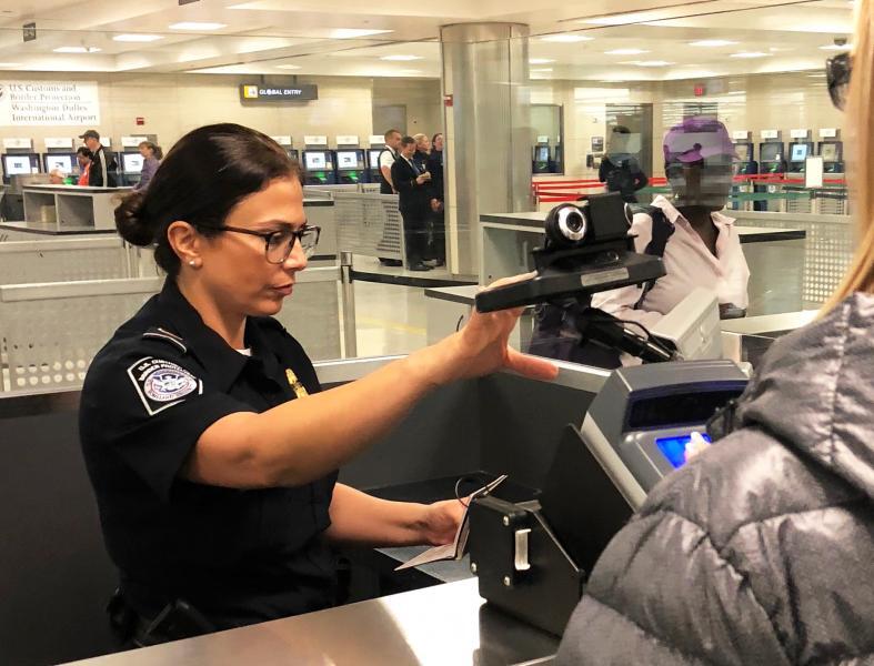 EE.UU., pondrá sensores biométricos para detectar a los que se quedan con visa vencida
