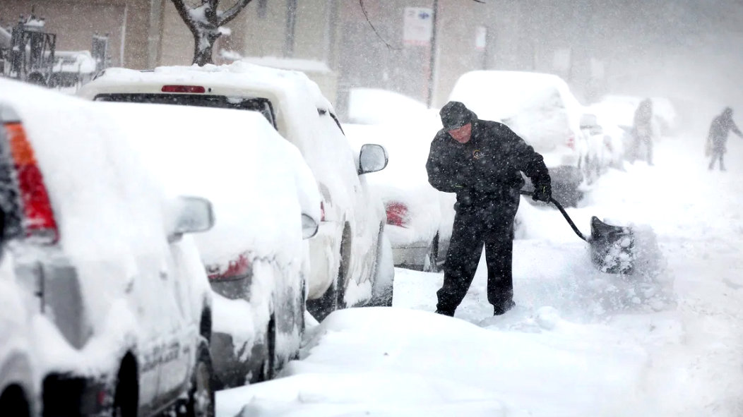 Fuertes tormentas de nieve y extremo frio paralizan una gran parte de EE.UU. 
