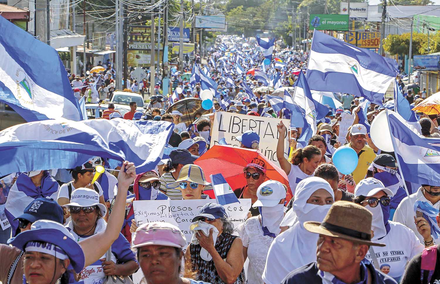“Para-policías” disparan contra manifestantes en marcha de protesta contra Ortega 