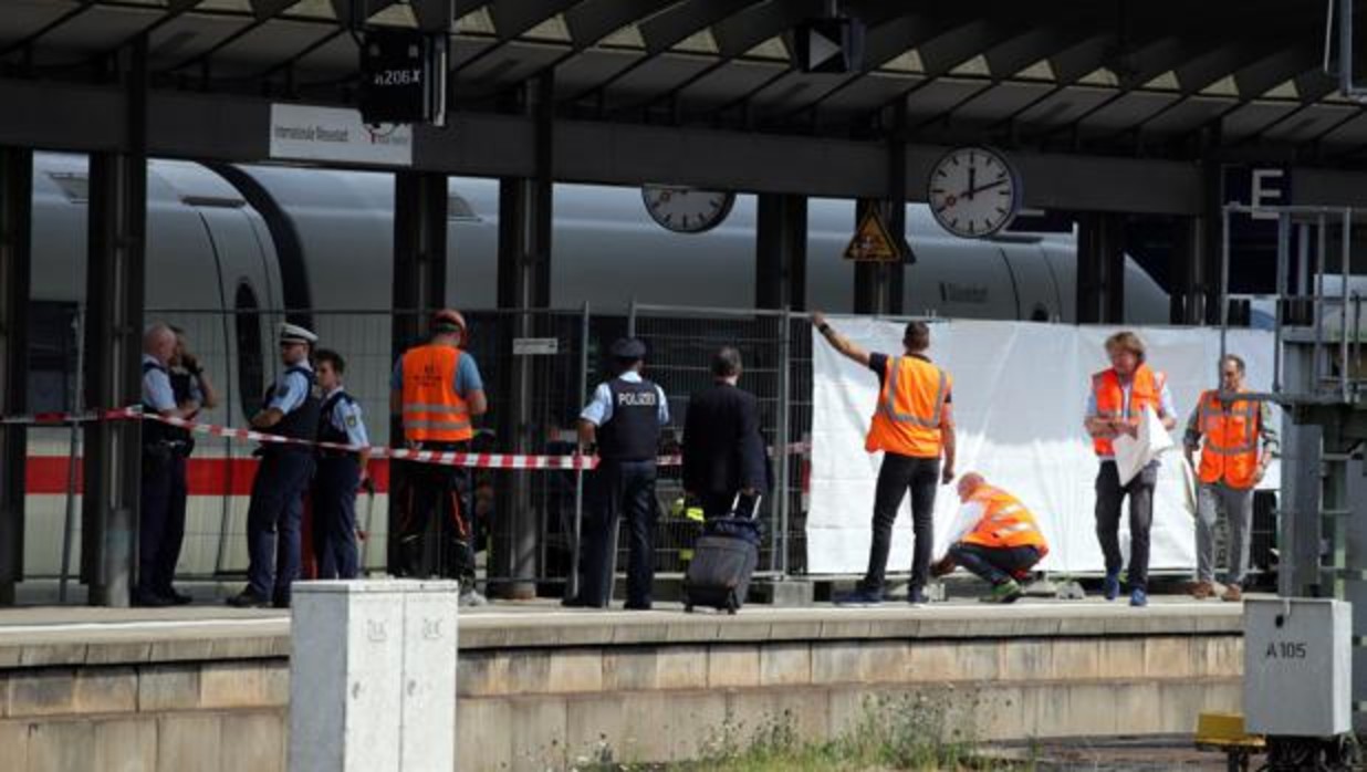 Hombre empuja a una madre y su hijo bajo el tren de alta velocidad en Alemania 
