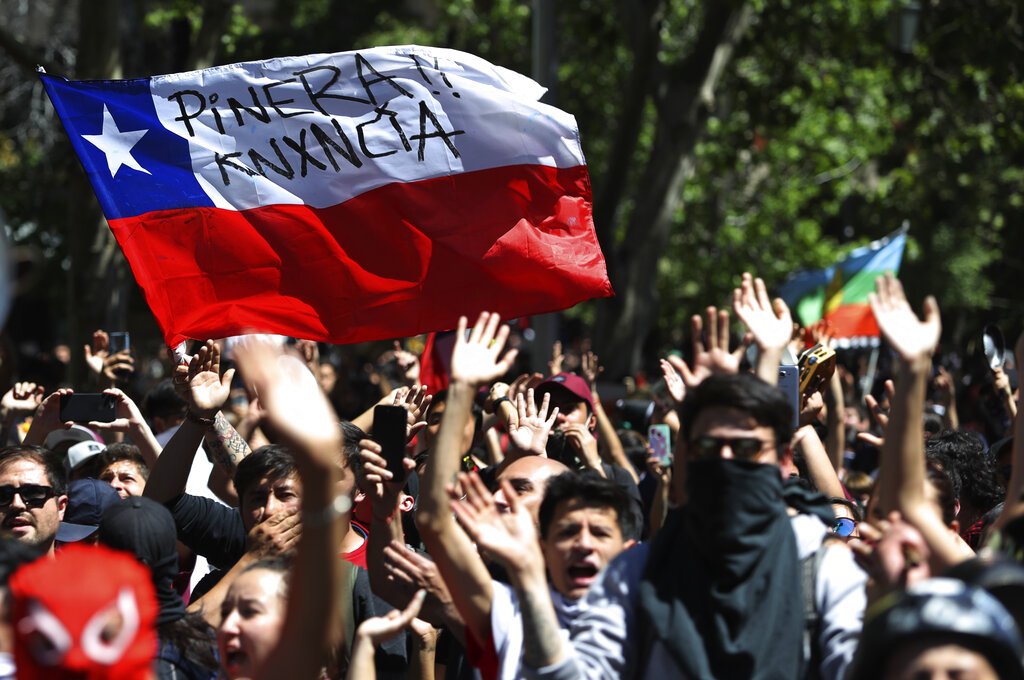 Presidente de Chile afirma que no dimitirá pese a violentas protestas en su país