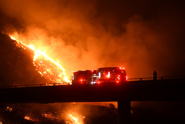 Voraz incendio forestal arrasa con parte del sur de California 