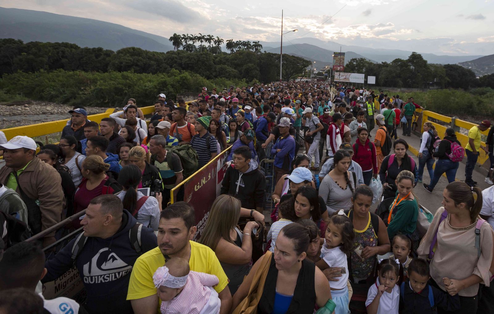 Crisis humanitaria genera éxodo de miles de venezolanos por Colombia 