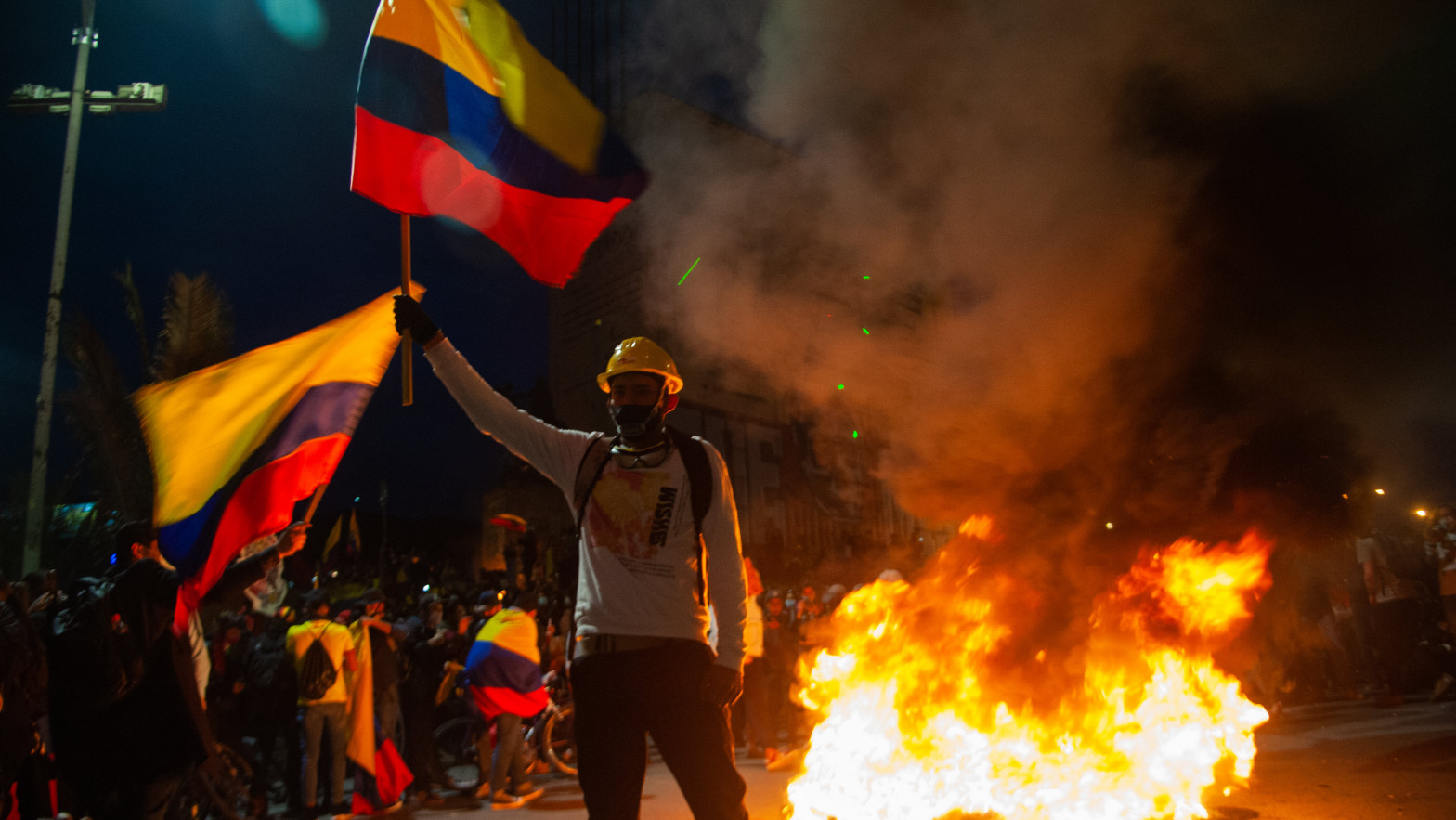Marchas pacíficas, violentos disturbios, bloqueos y saqueos, profundizan crisis en Colombia 