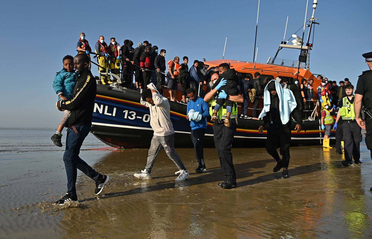 Crece el enfrentamiento entre Francia y el Reino Unido por llegada masiva de migrantes 
