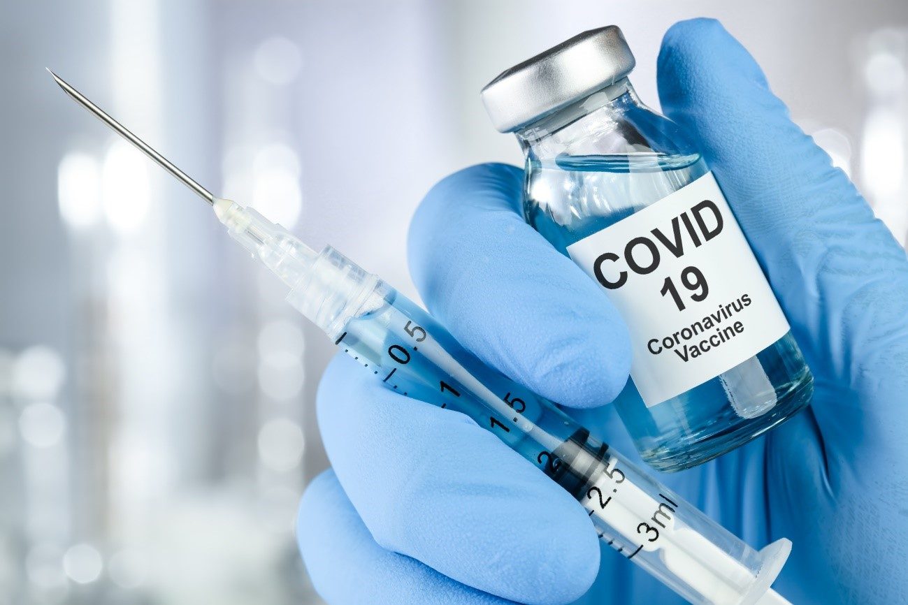 La FDA propone vacunarse cada año contra el COVID, como con la gripe