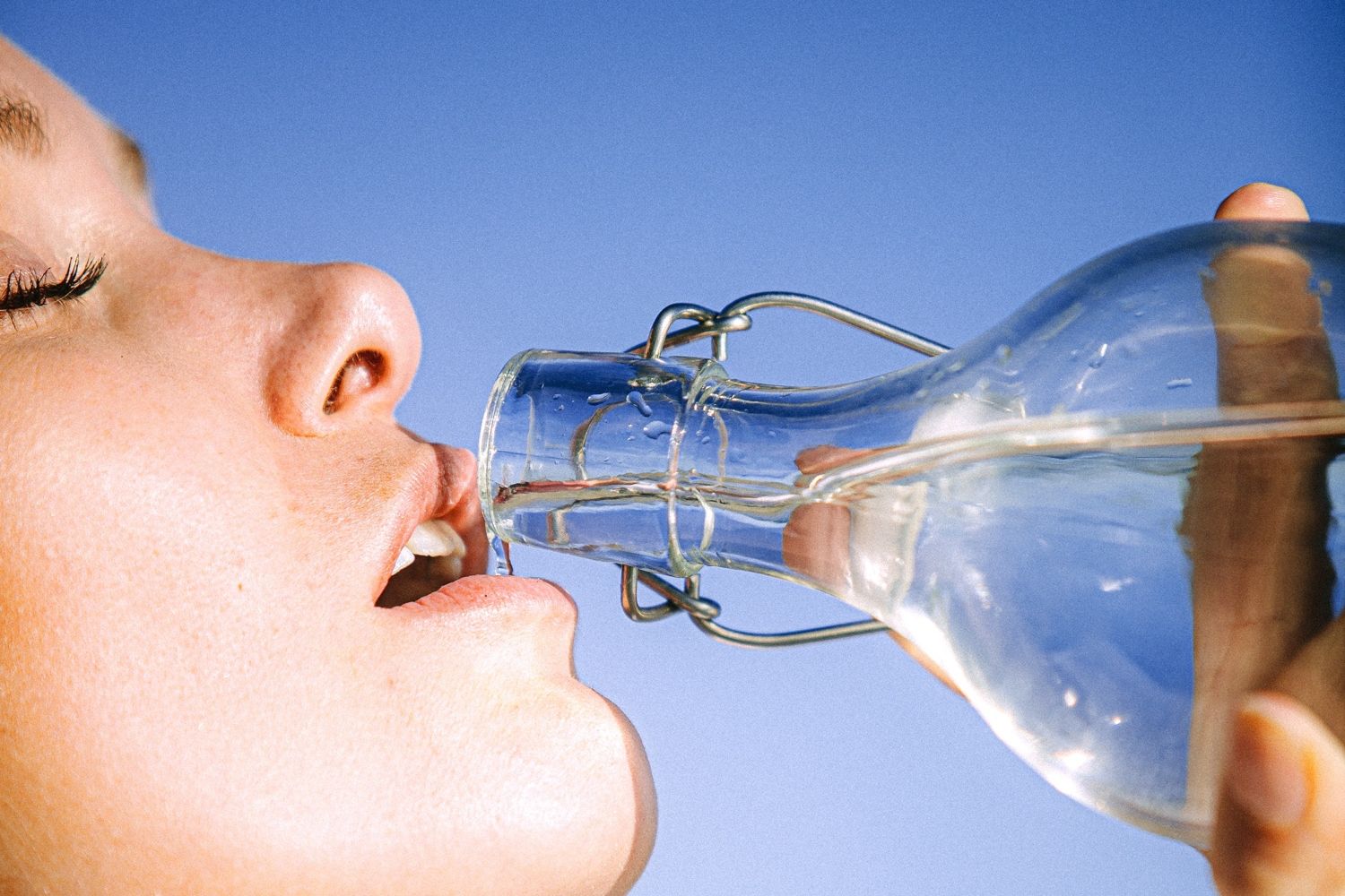 Consumir agua, un hábito muy saludable para detener el envejecimiento