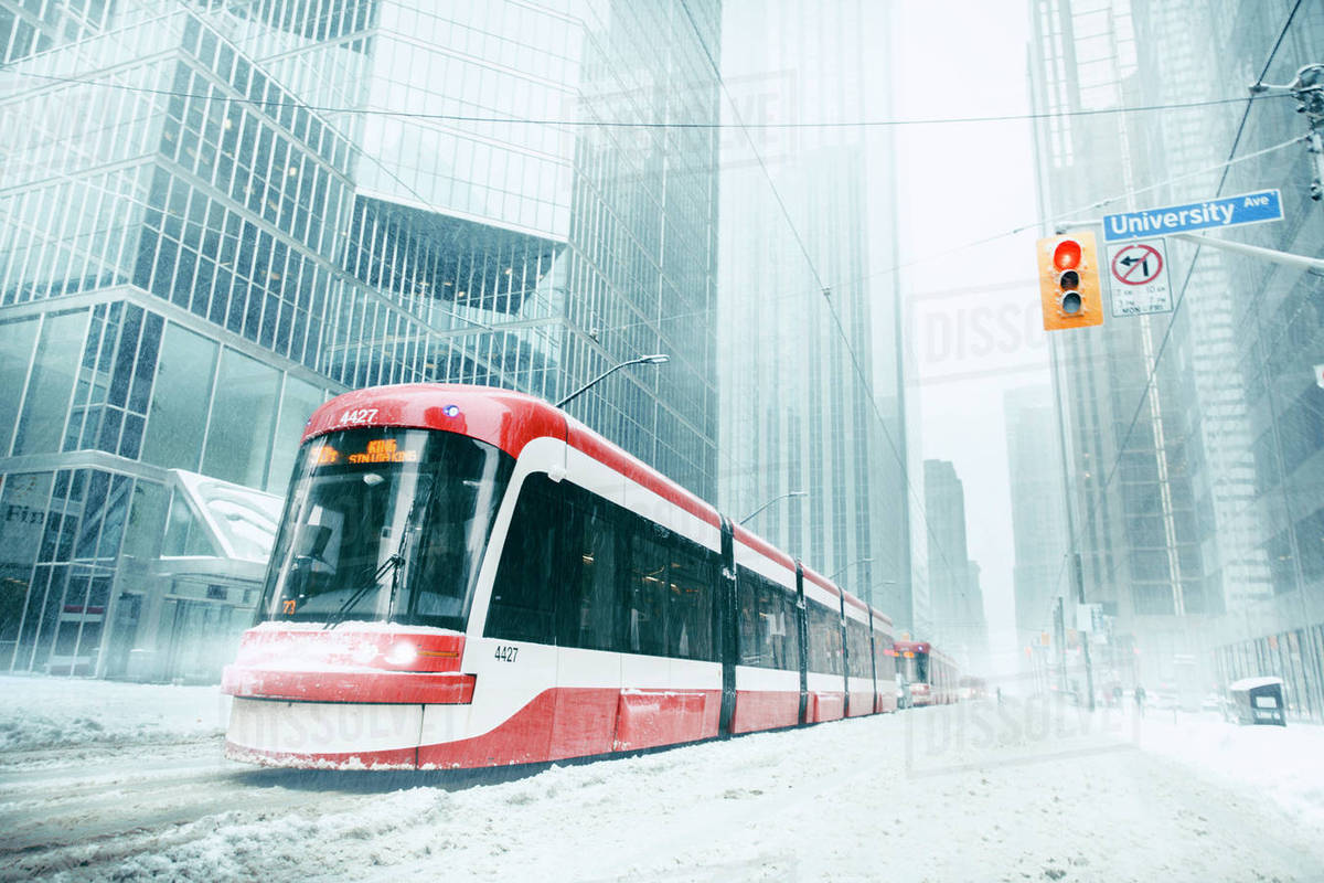 El invierno se despide de Toronto con fuertes nevadas y las peligrosas lluvias heladas  