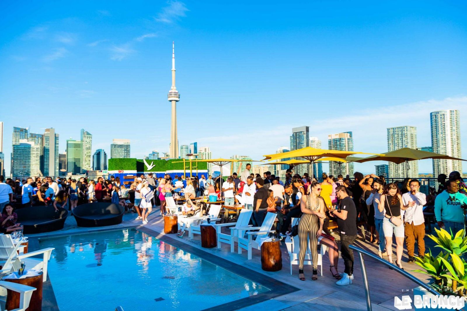 Restaurantes y bares en Toronto, se “pelean” trabajadores para su reapertura de verano  
