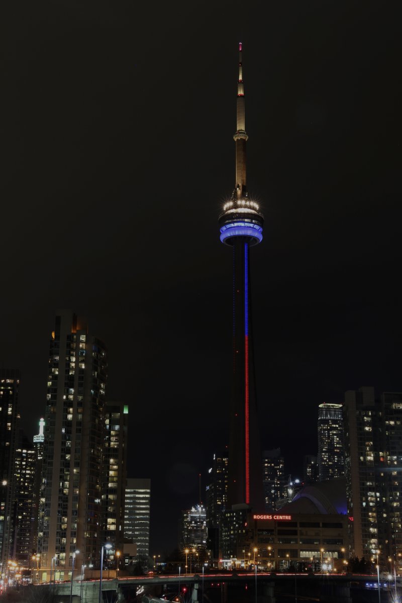 En apoyo a los venezolanos, la CN Tower brilla con los colores de su bandera