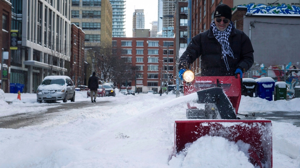 Gobierno de Toronto ampliaría barrido de nieve a las aceras para el próximo invierno 