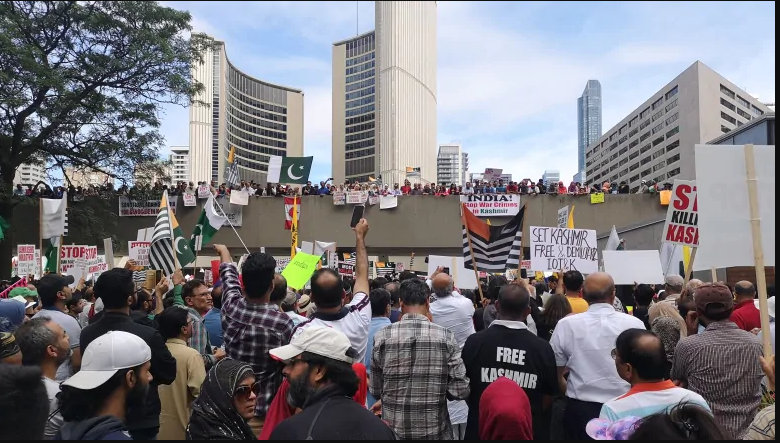 Fuertes protestas rompieron la calma de Toronto y obligaron cierre de Eaton Centre 