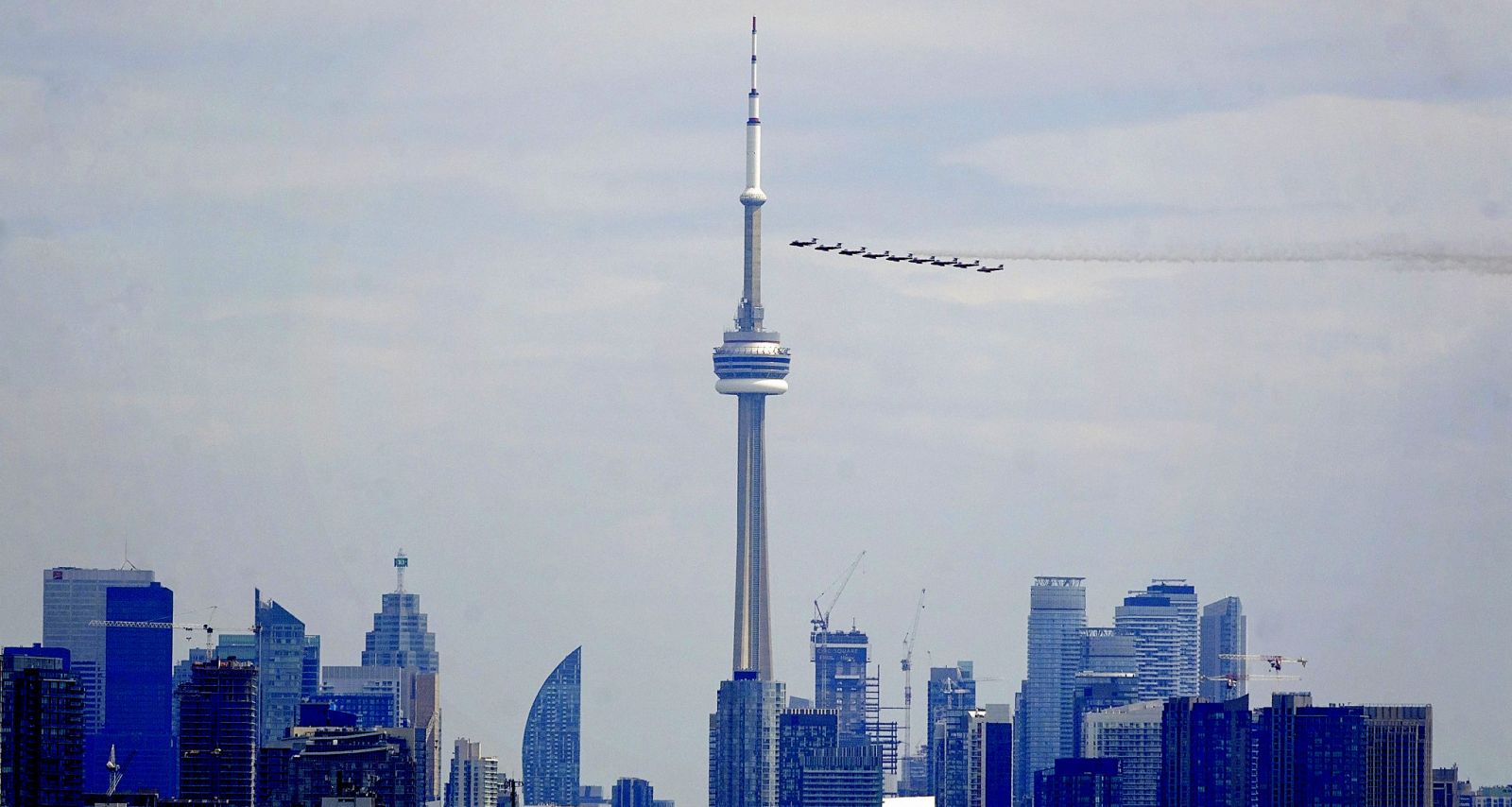 Espectacular revista aérea sobre el cielo de Toronto por el Día del Trabajo 
