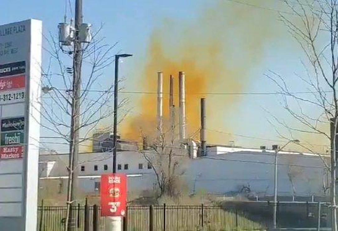Por escape de gas tóxico cierran parte de zona industrial en Toronto, en York y evacuan edificios  