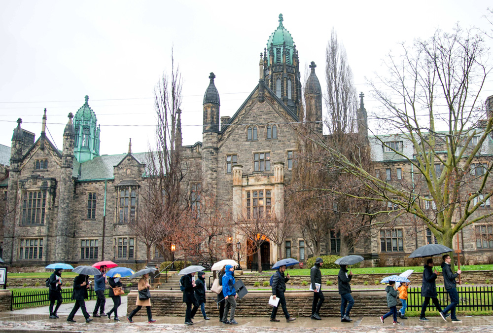 En la Universidad de Toronto también se vivió el viacrucis 