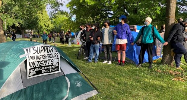 Polémica en Toronto por fuerte desalojo de indigentes de un parque de la ciudad  